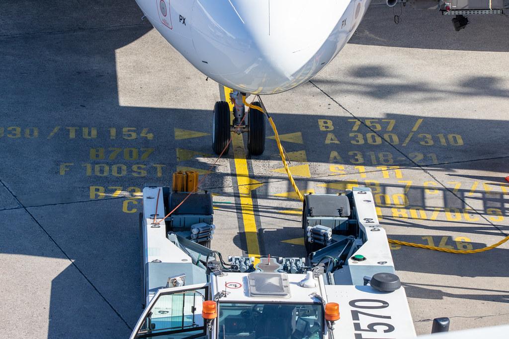 Flughafen Berlin Tegel (TXL): Bodenmarkierungen Parkposition