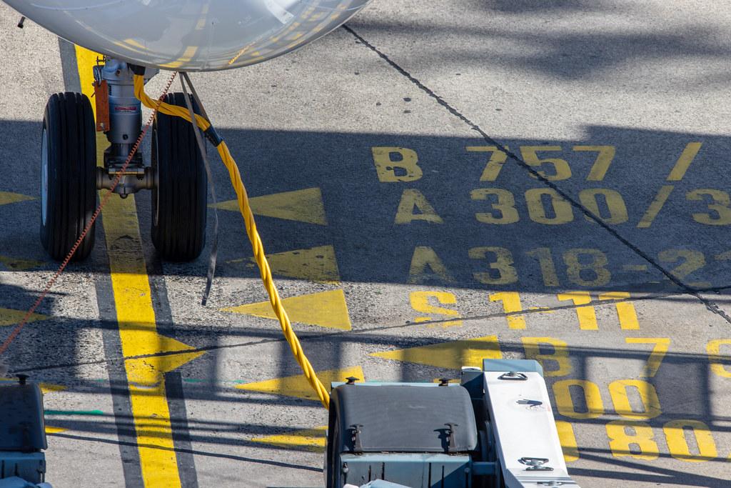 Flughafen Berlin Tegel (TXL): Bodenmarkierungen Parkposition