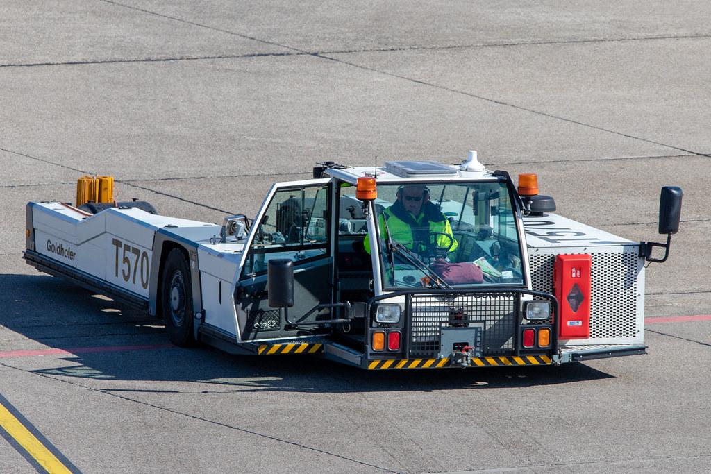 Flughafen Berlin Tegel (TXL): Pushback T570