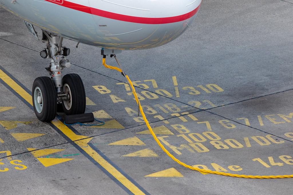 Flughafen Berlin Tegel (TXL): Bodenmarkierung Parkplatz