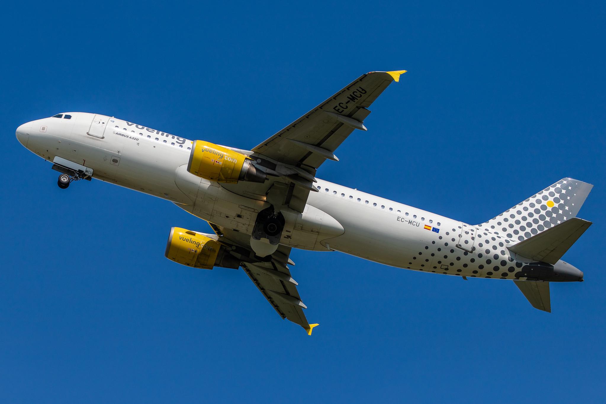 Hamburg Airport: Vueling (VY / VLG) |  Airbus A320-214 A320 | EC-MCU | MSN 3907