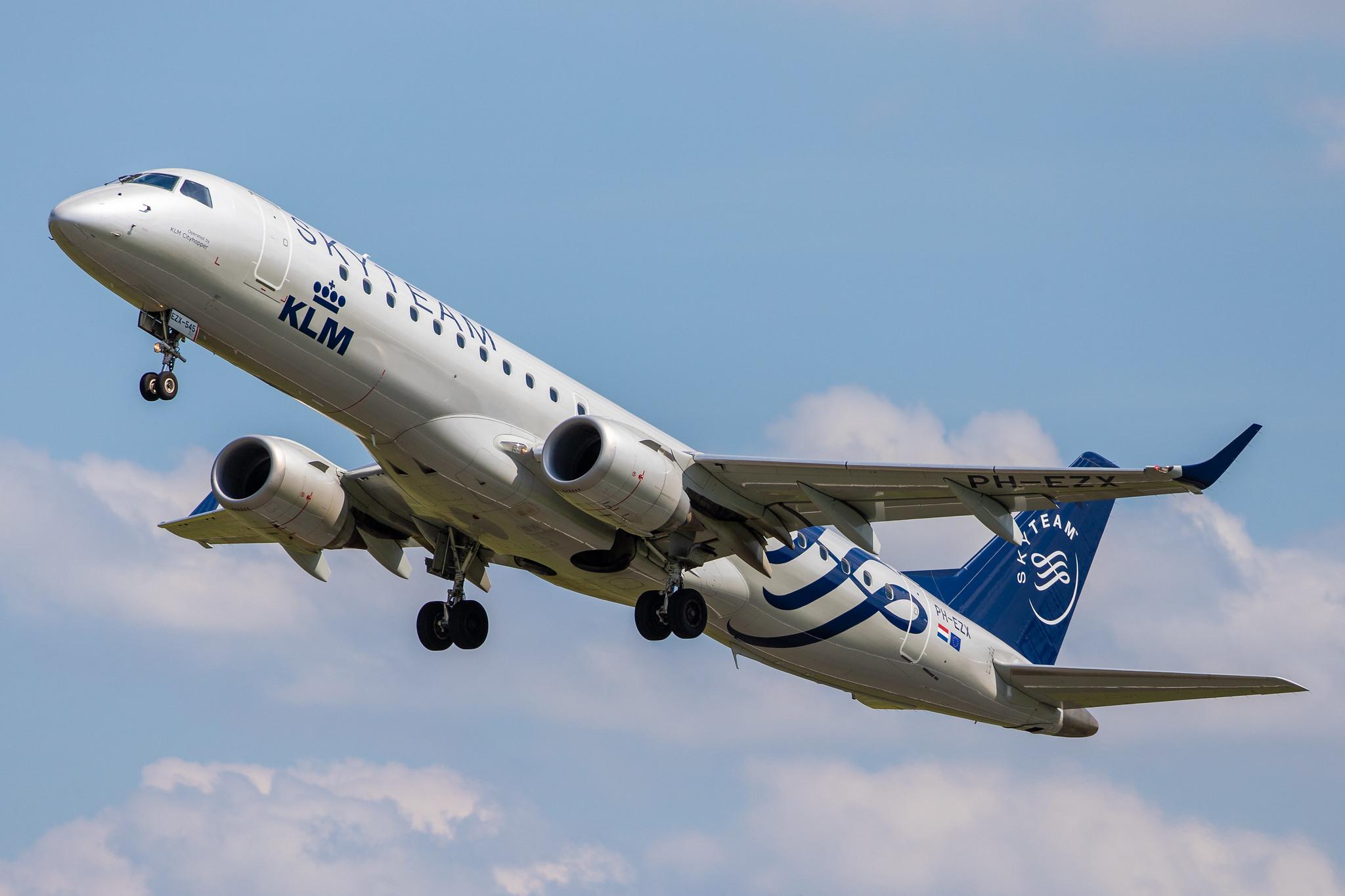 Hamburg Airport: KLM (KL / KLM) |  Livery: SkyTeam Livery | Operator: KLM Cityhopper |  Embraer E190STD E190 | PH-EZX | MSN 19000545