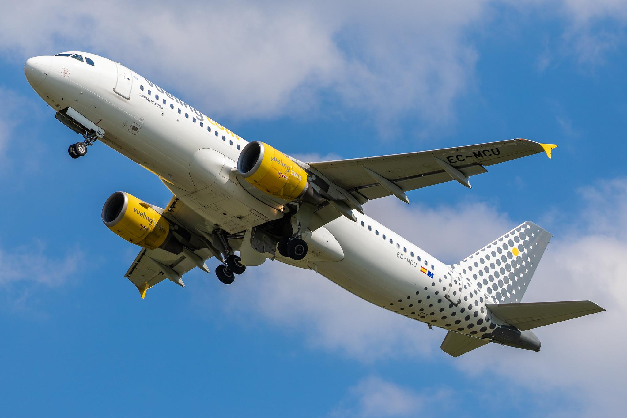 Hamburg Airport: Vueling (VY / VLG) |  Airbus A320-214 A320 | EC-MCU | MSN 3907
