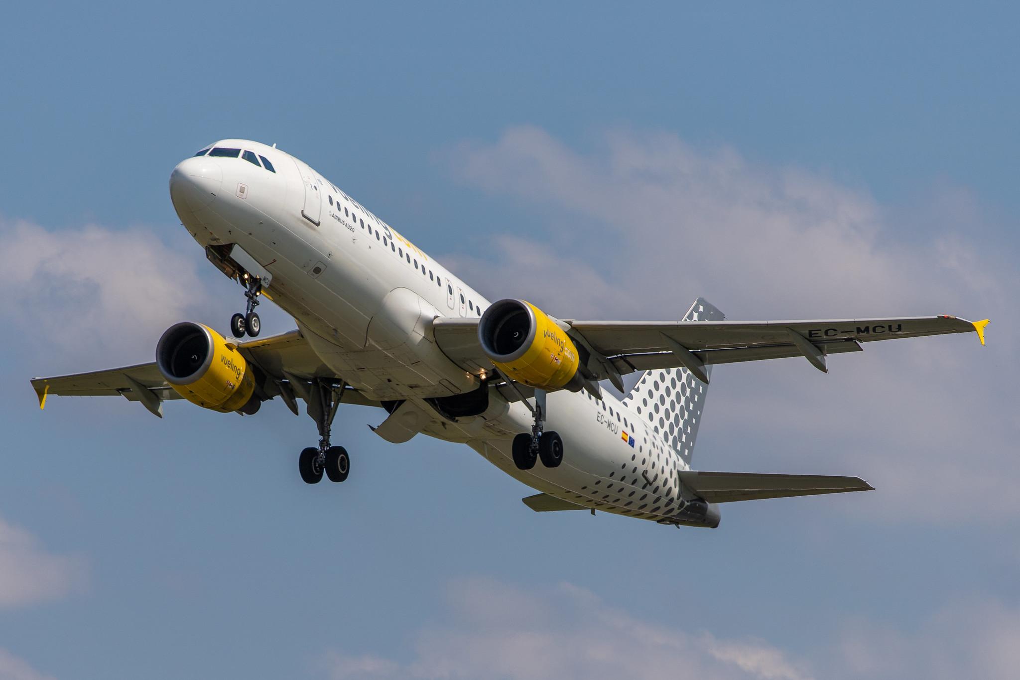 Hamburg Airport: Vueling (VY / VLG) |  Airbus A320-214 A320 | EC-MCU | MSN 3907