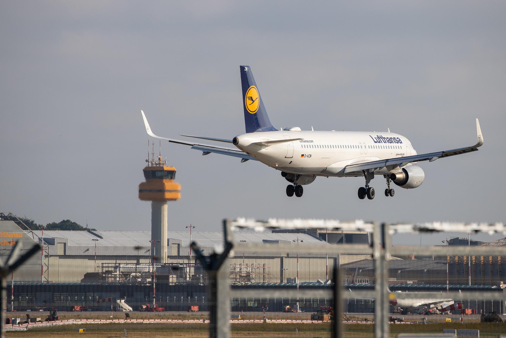 Hamburg Airport (HAM/EDDH): Lufthansa (LH / DLH) |  Airbus A320-214 A320 | D-AIZW  | MSN 5694
