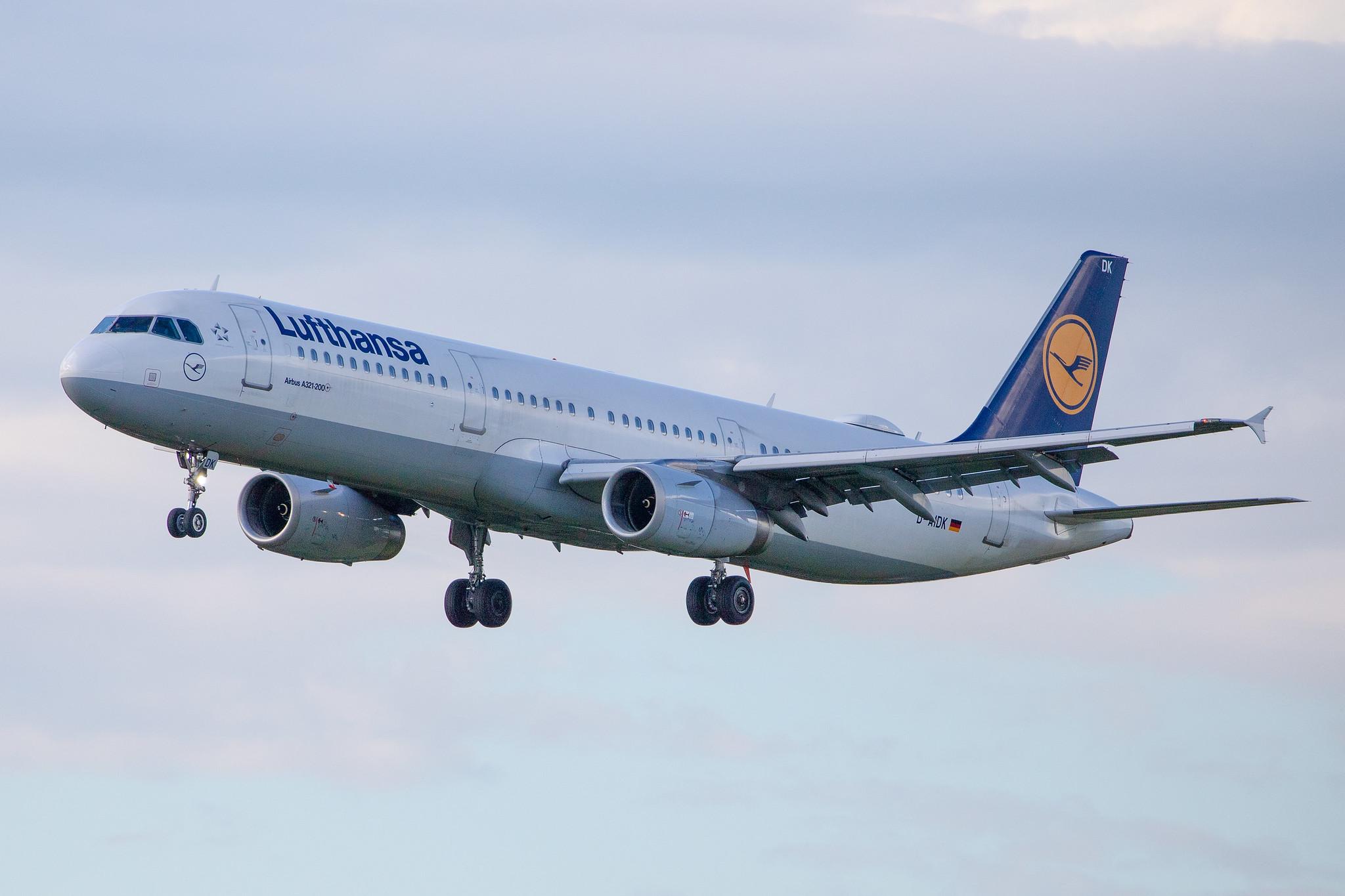 Hamburg Airport: Lufthansa (LH / DLH) |  Airbus A321-231 A321 | D-AIDK | MSN 4819