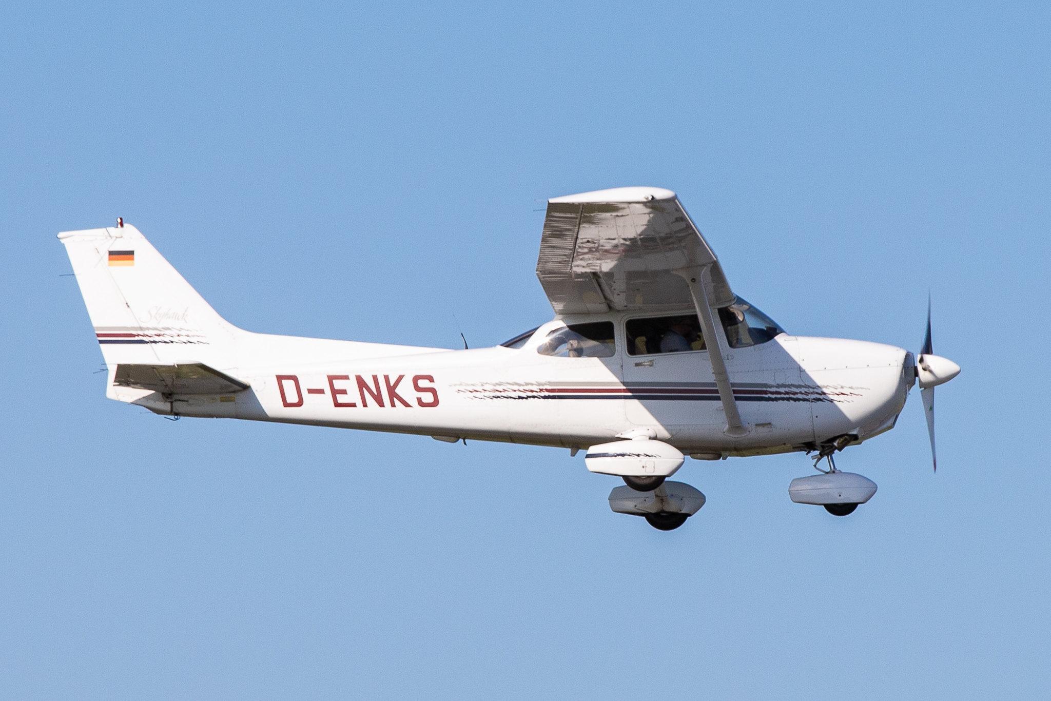 Hamburg Airport: Hanseatischer Fliegerclub Hamburg |  Cessna 172R C172 | D-ENKS | MSN 172-80136