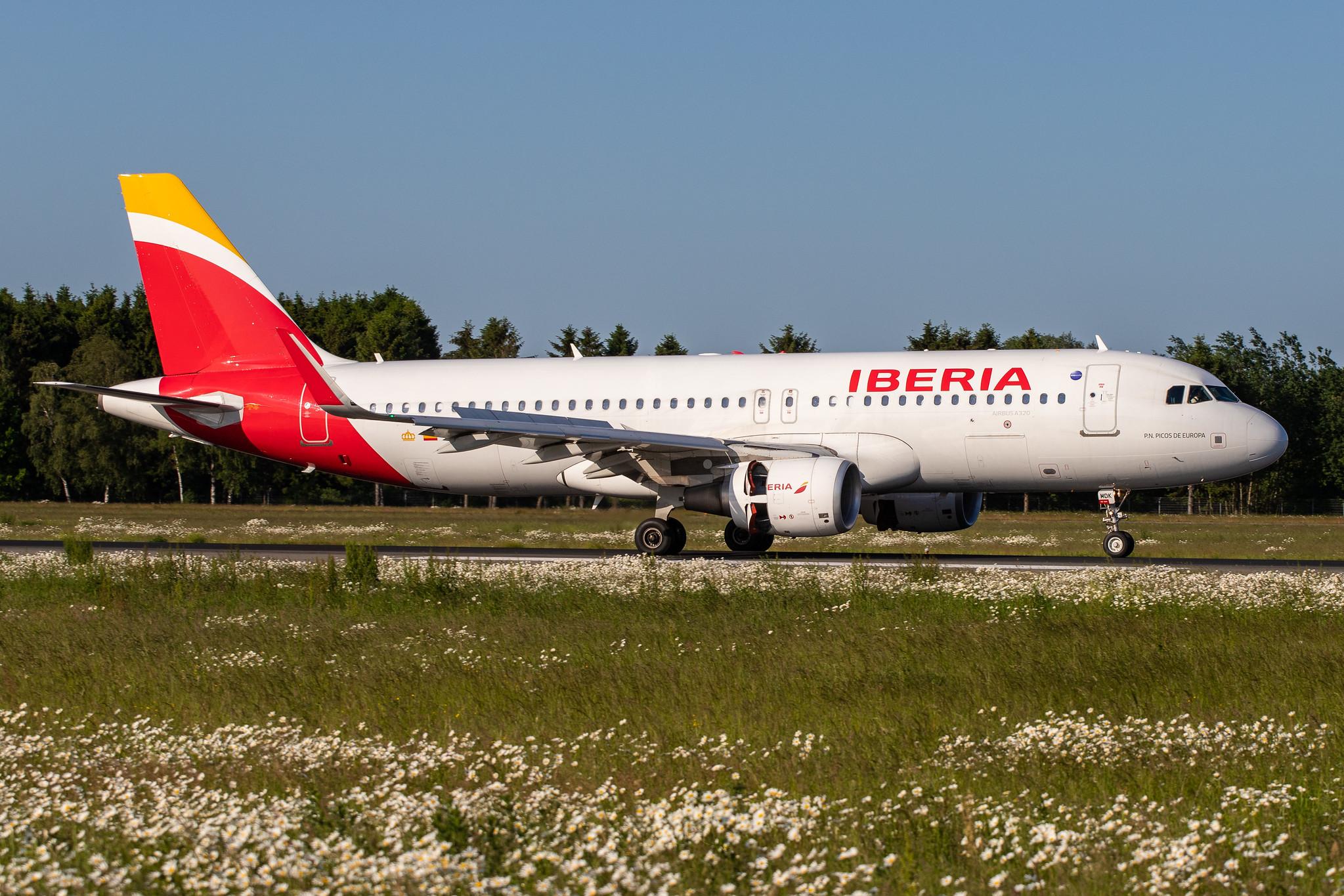 Hamburg Airport: Iberia (IB / IBE) |  Airbus A320-214 A320 | EC-MDK | MSN 6328