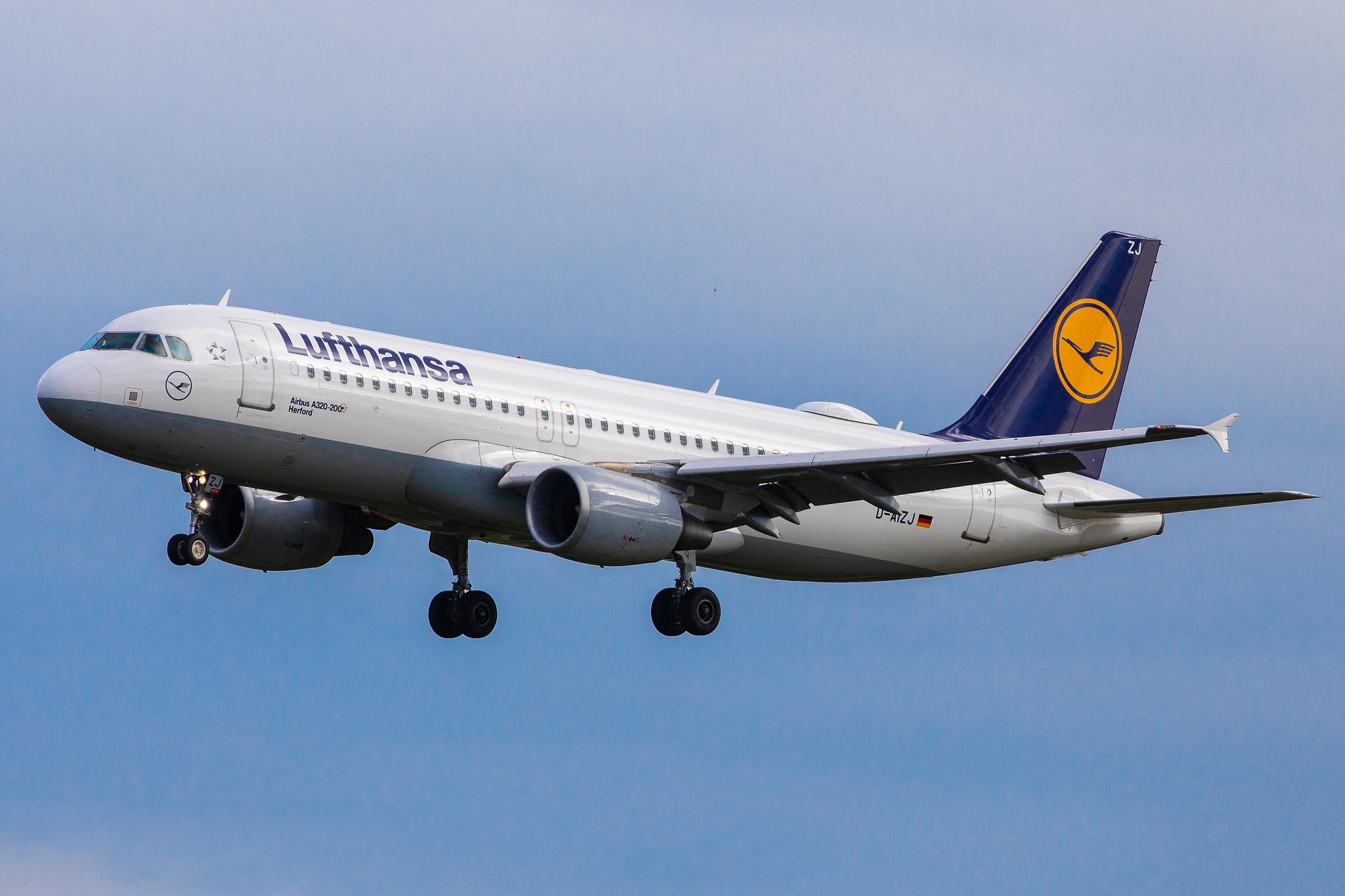 Hamburg Airport: Lufthansa (LH / DLH) |  Airbus A320-214 A320 | D-AIZJ | MSN 4449