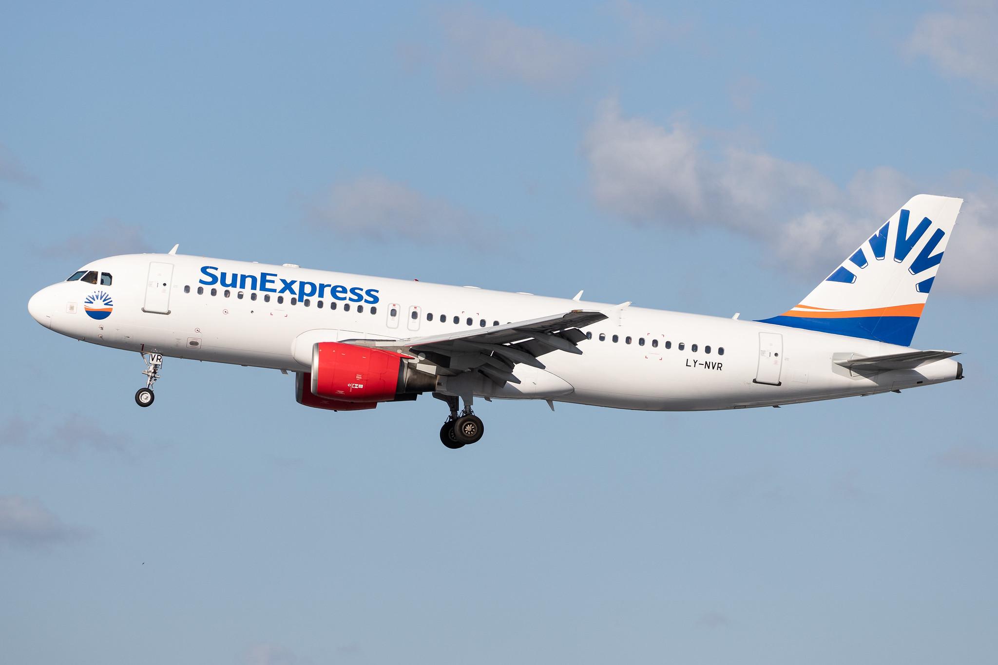Hamburg Airport: SunExpress (XQ / SXS) | Operator: Avion Express |  Airbus A320-214 A320 | LY-NVR | MSN 1370