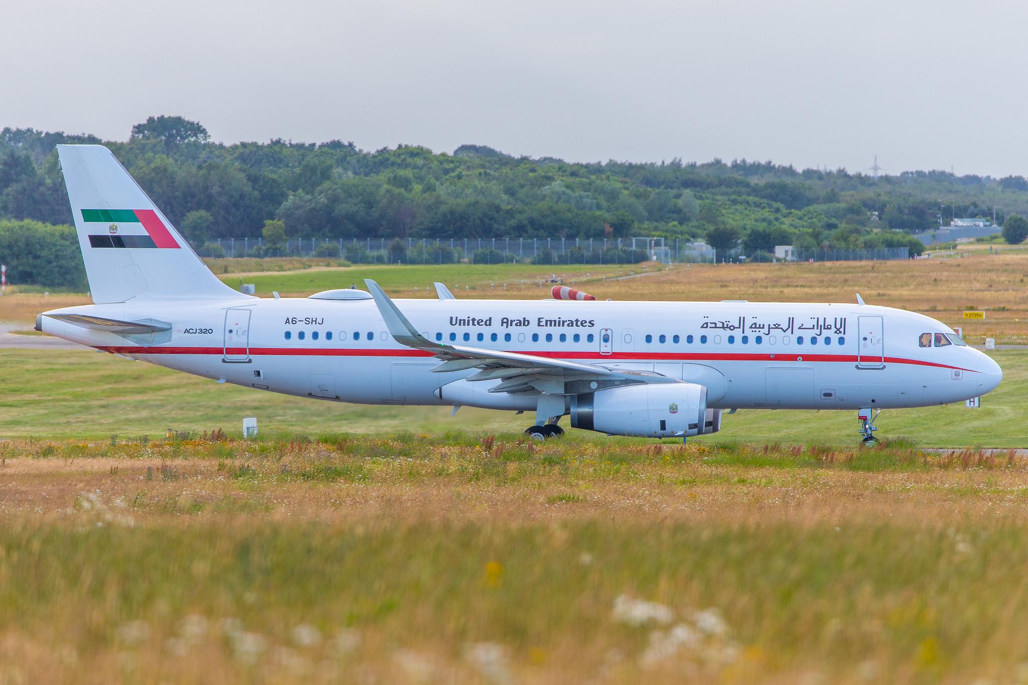 Hamburg Airport: Sharjah Ruler |  Airbus A320-232(CJ) A320 | A6-SHJ | MSN 6659