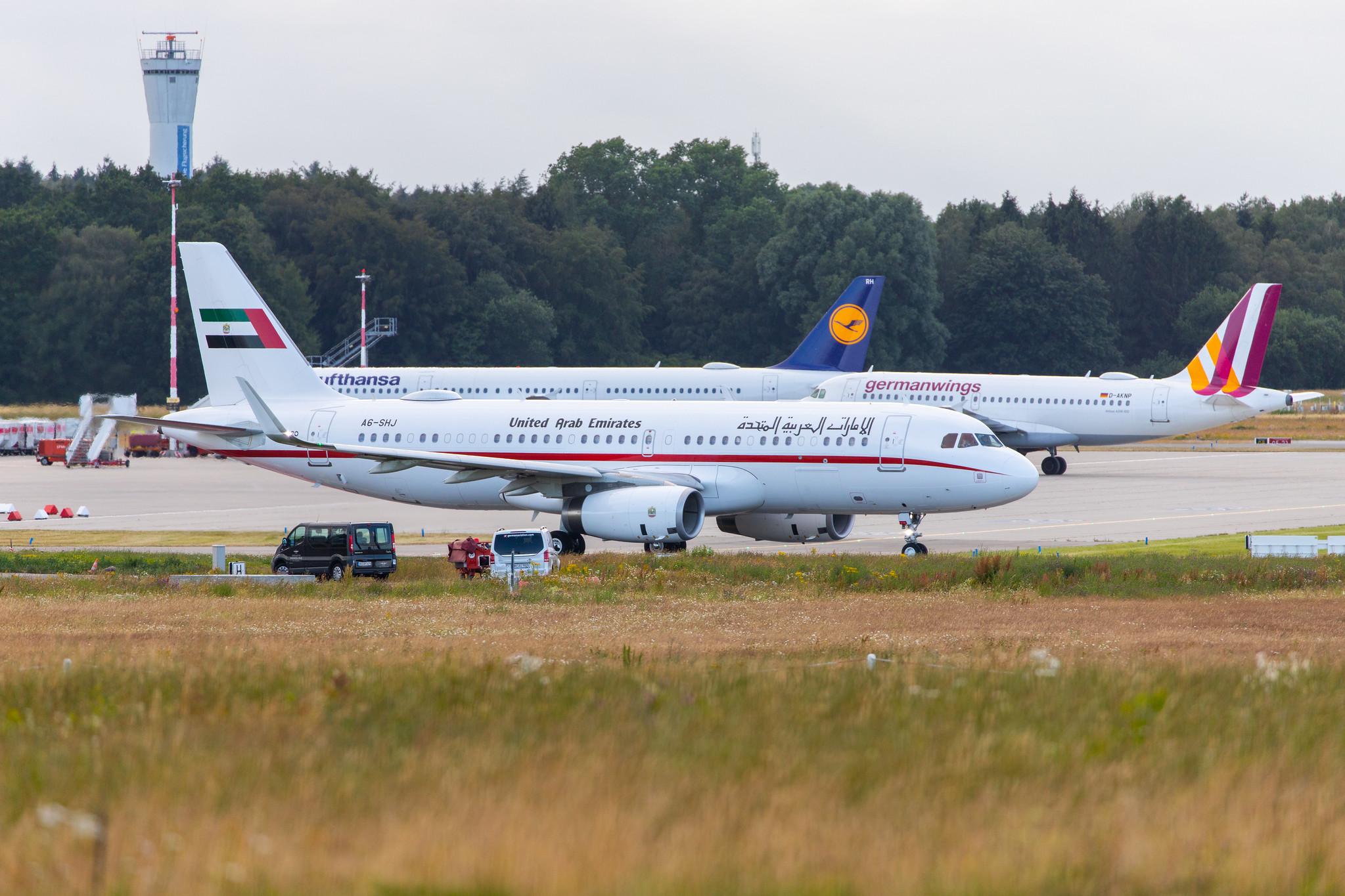 Hamburg Airport: Sharjah Ruler |  Airbus A320-232(CJ) A320 | A6-SHJ | MSN 6659