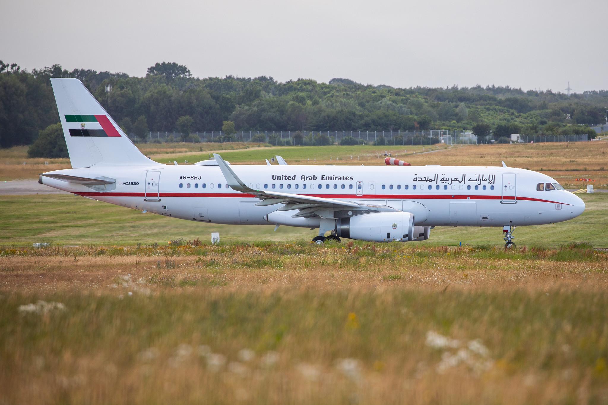 Hamburg Airport: Sharjah Ruler |  Airbus A320-232(CJ) A320 | A6-SHJ | MSN 6659