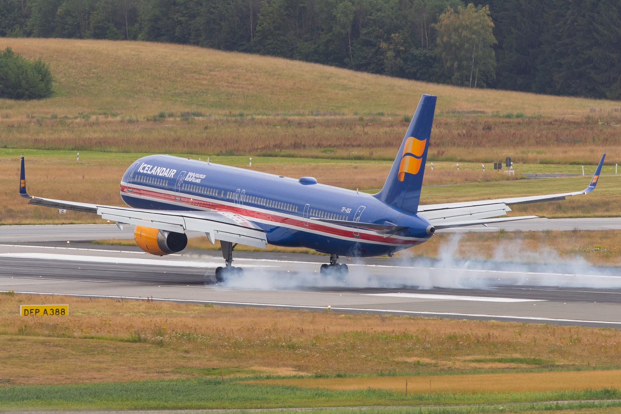 Hamburg Airport: Icelandair (FI / ICE) | Livery: 100 Years Icelandic Independence Livery | Boeing 757-3E7 B753 | TF-ISX | MSN 30179