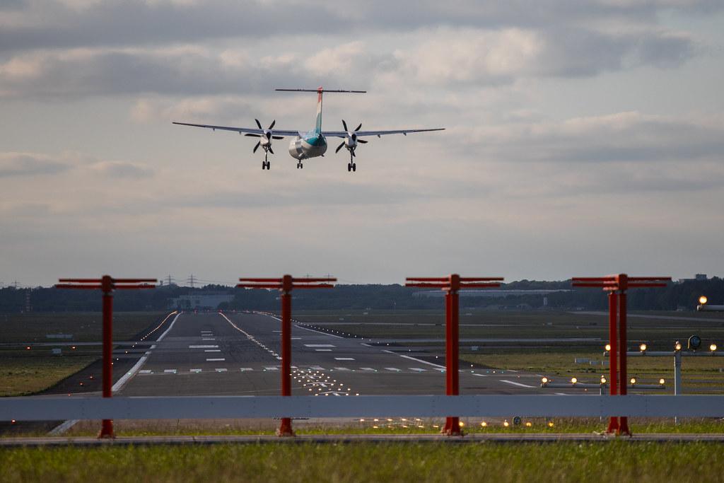 Hamburg Airport: Luxair De Havelland Canada Dash8 Q400 DH8D im Endanflug |