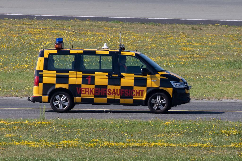 Hamburg Airport: Verkehrsaufsicht 1 | Follow Me