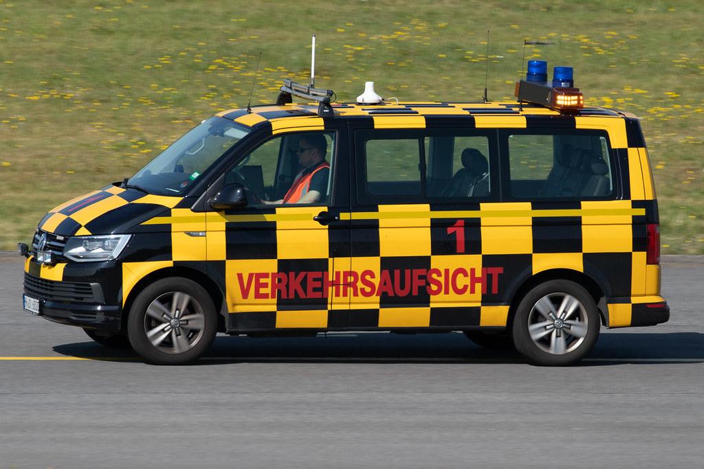 Hamburg Airport: Verkehrsaufsicht 1 | Follow Me