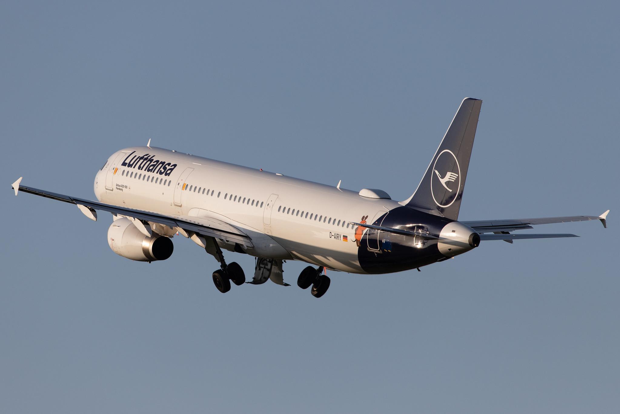 Hamburg Airport: Lufthansa (LH / DLH) | Livery: Die Maus Sticker | Airbus A321-131 A321 | D-AIRY | MSN 0901