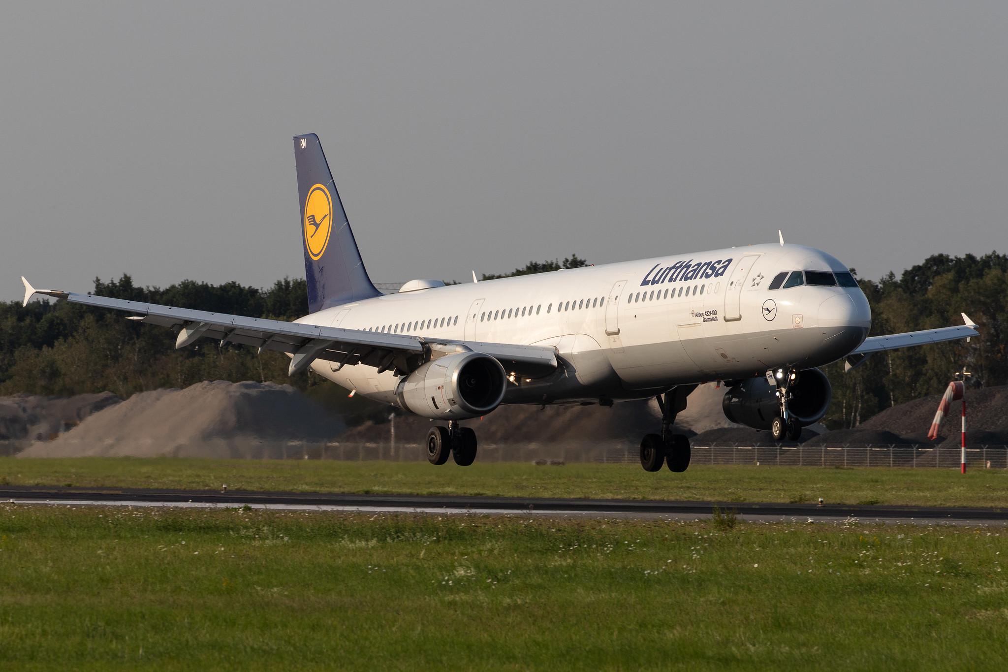 Hamburg Airport: Lufthansa (LH / DLH) |  Airbus A321-131 A321 | D-AIRM | MSN 0518