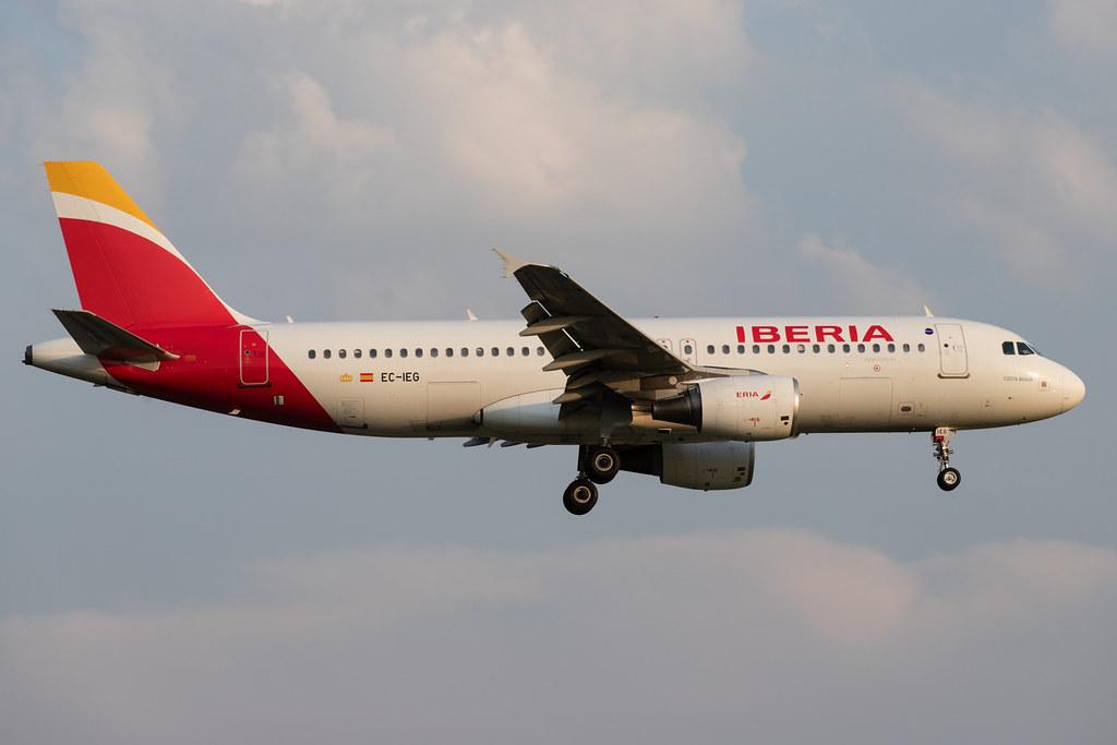 Hamburg Airport: Iberia (IB / IBE) |  Airbus A320-214 A320 | EC-IEG | MSN 1674