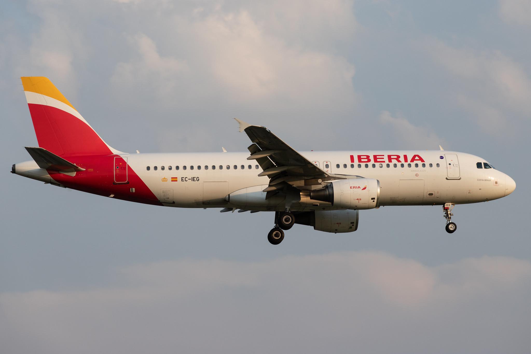 Hamburg Airport: Iberia (IB / IBE) |  Airbus A320-214 A320 | EC-IEG | MSN 1674