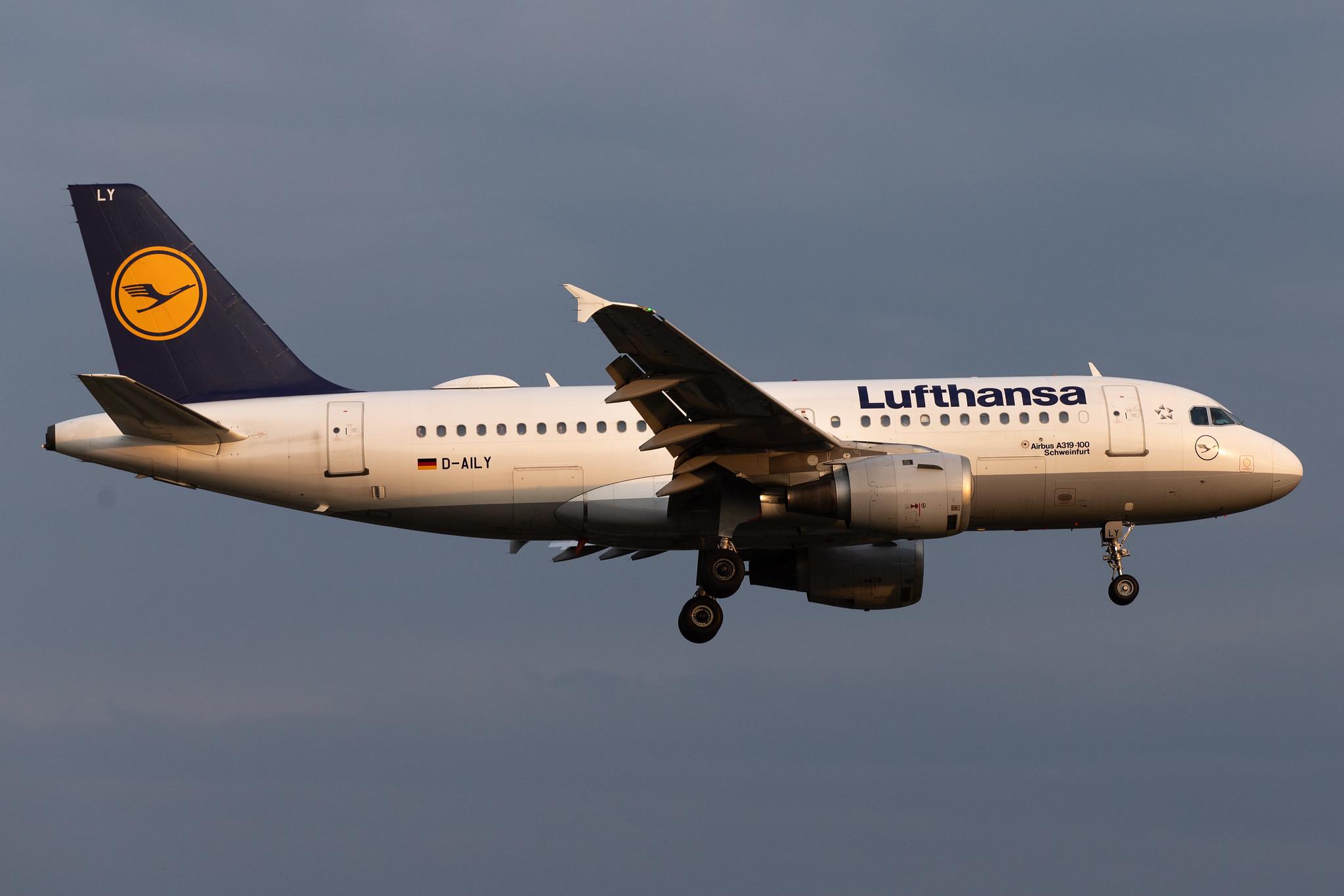 Hamburg Airport: Lufthansa (LH / DLH) |  Airbus A319-114 A319 | D-AILY | MSN 0875