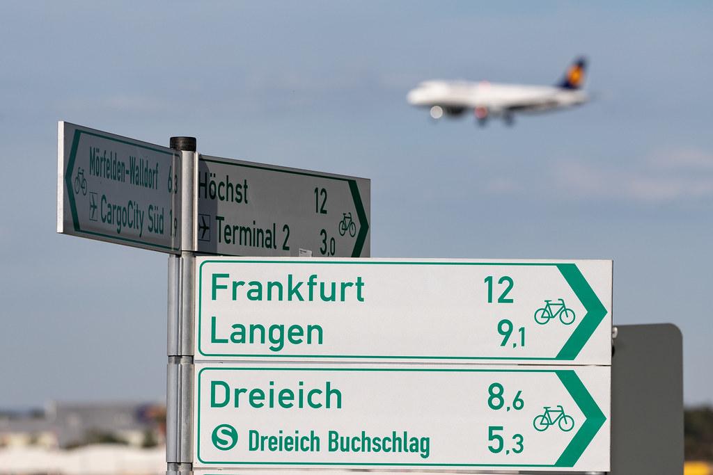 Frankfurt Airport: Fahrradrouten Schilder |