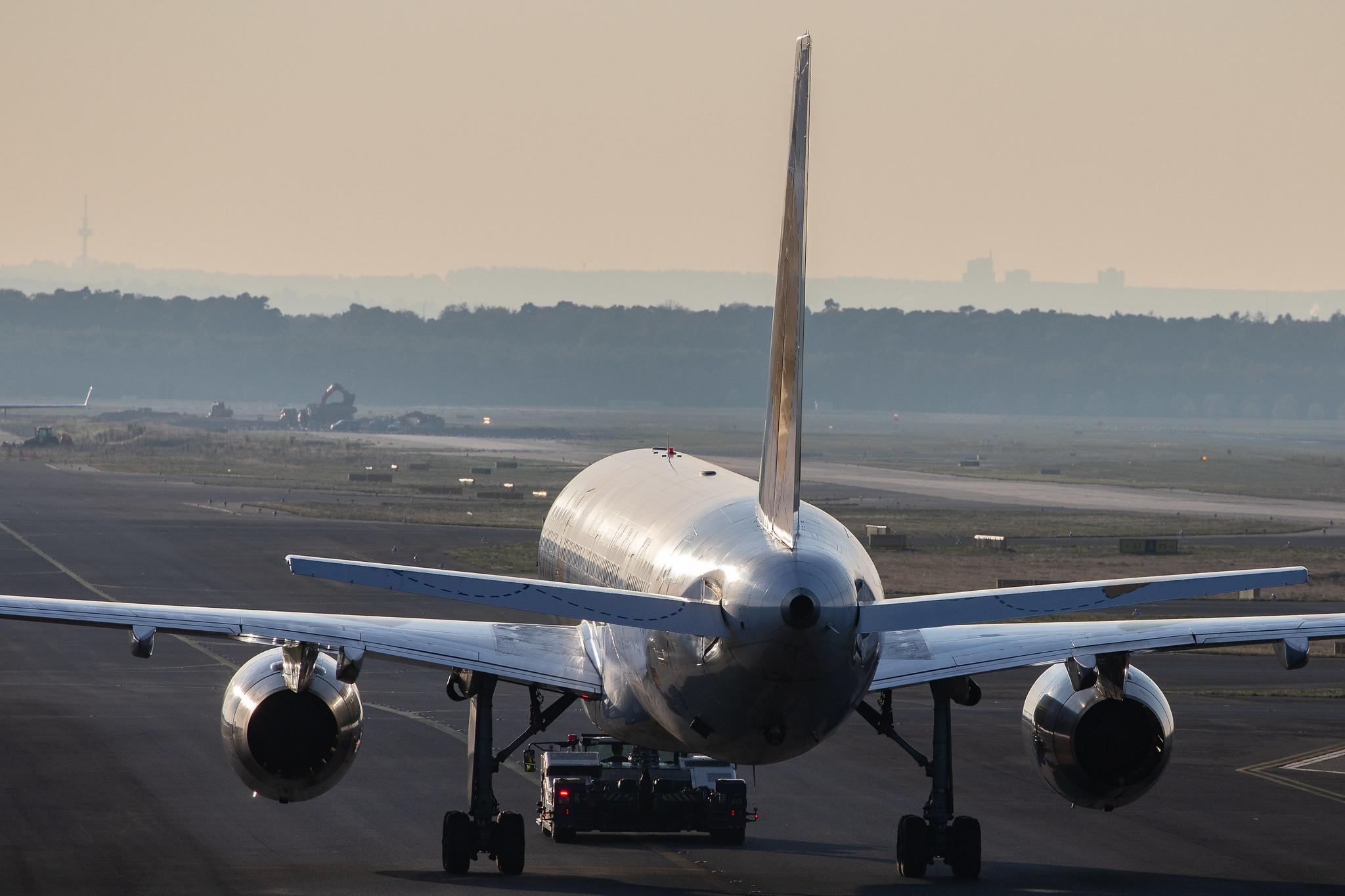 Frankfurt Airport: Condor (DE / CFG) |  Livery: Wir Lieben Fliegen Livery |  Boeing 757-330 B753 | D-ABON | MSN 29023