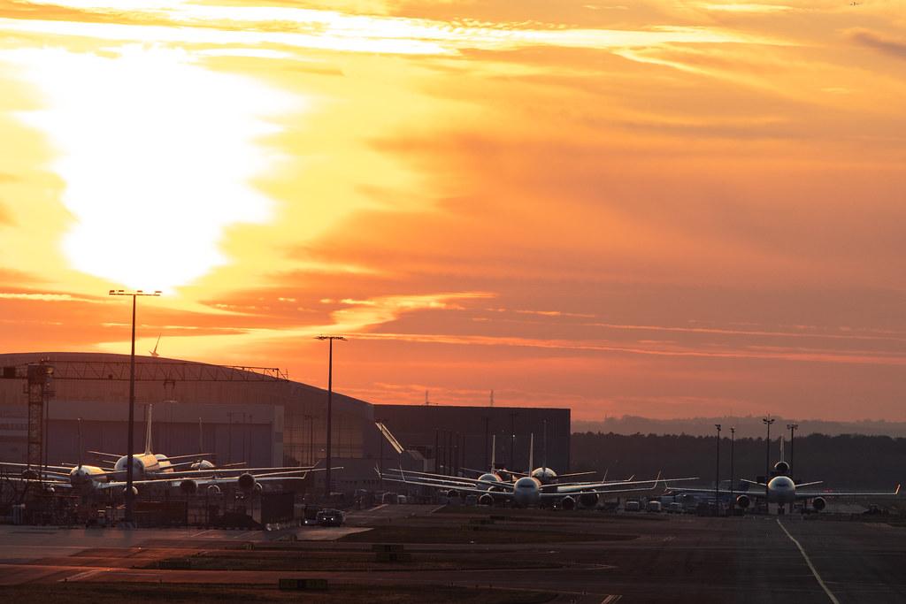 Frankfurt Airport: Sonnenuntergang über dem Vorfeld |