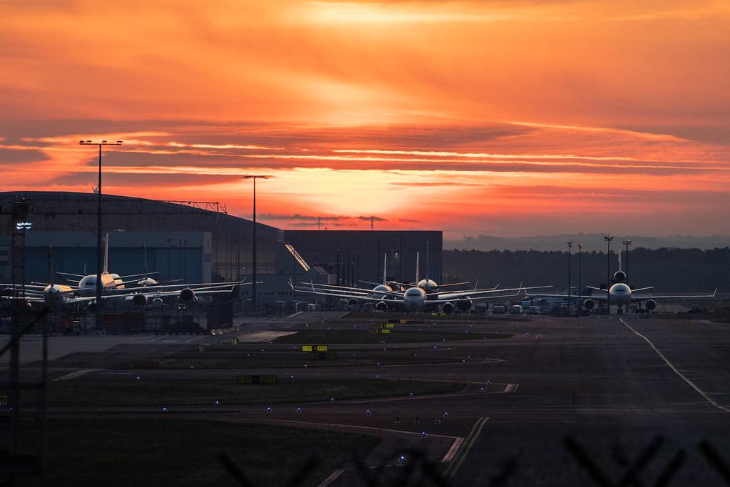 Frankfurt Airport: Sonnenuntergang über dem Vorfeld |