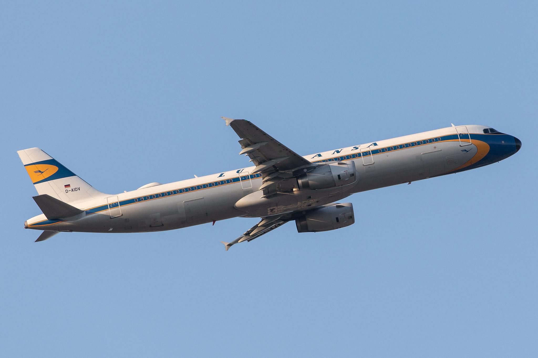 Frankfurt Airport: Lufthansa (LH / DLH) |  Livery: Retro livery |  Airbus A321-231 A321 | D-AIDV | MSN 5413