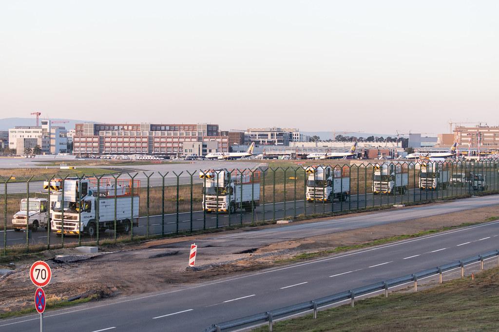 Frankfurt Airport: Enteisungsfahrzeuge |