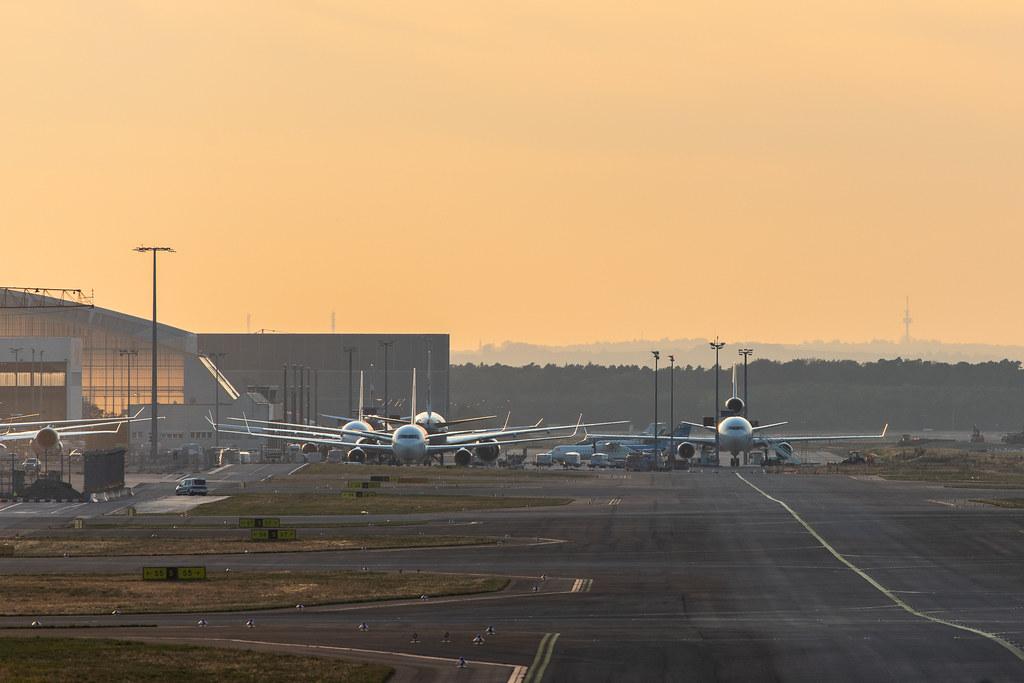 Frankfurt Airport: Sonnenuntergang über dem Vorfeld |