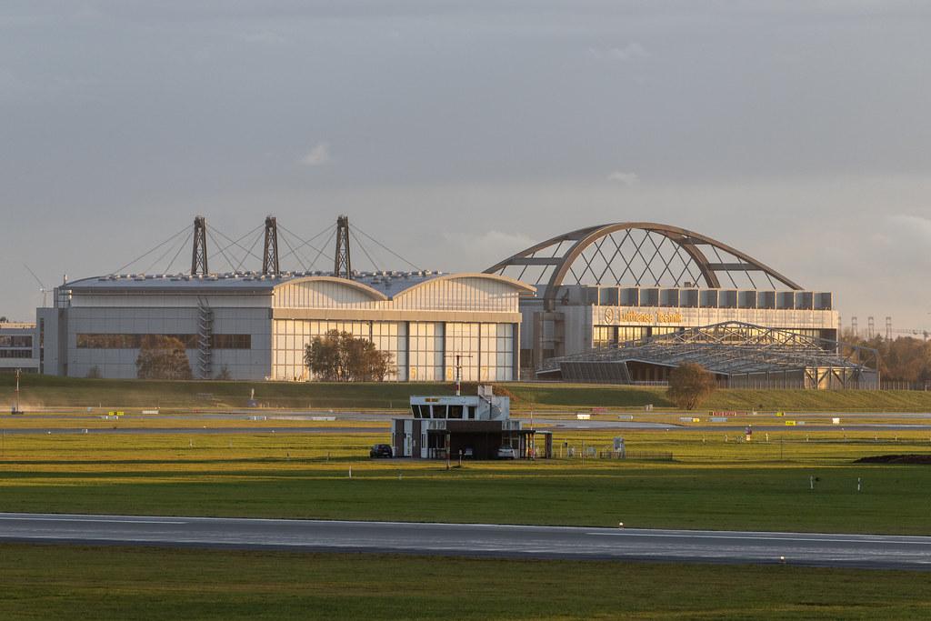 Hamburg Airport: Lufthansa Technik im Sonnenuntergang |