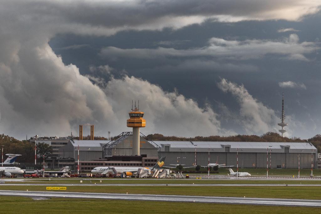 Hamburg Airport: Interessante Wolkenformation mit Tower und Lufthansa Technik |