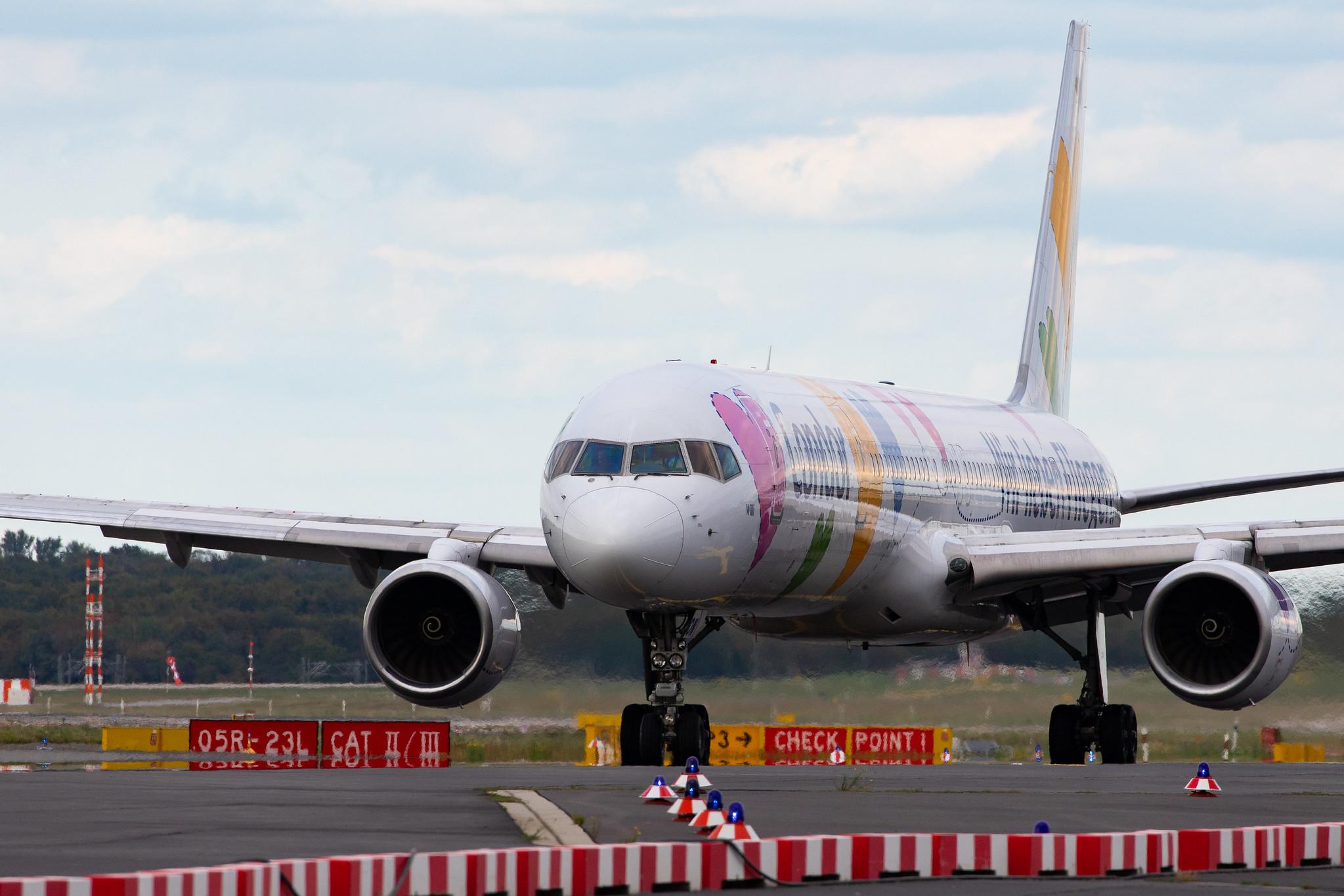Düsseldorf Airport: Condor (DE / CFG) |  Livery: Wir Lieben Fliegen Livery |  Boeing 757-330 B753 | D-ABON | MSN 29023