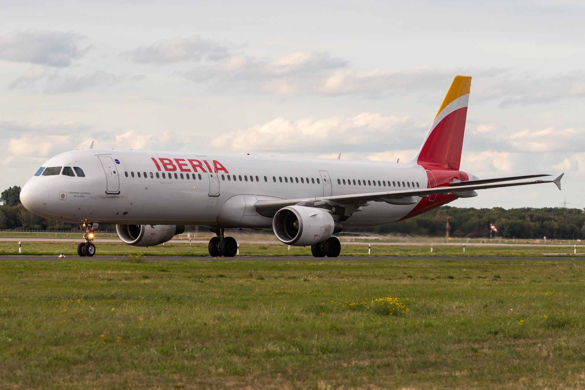 Düsseldorf Airport: Iberia (IB / IBE) |  Airbus A321-212 A321 | EC-HUI | MSN 1027