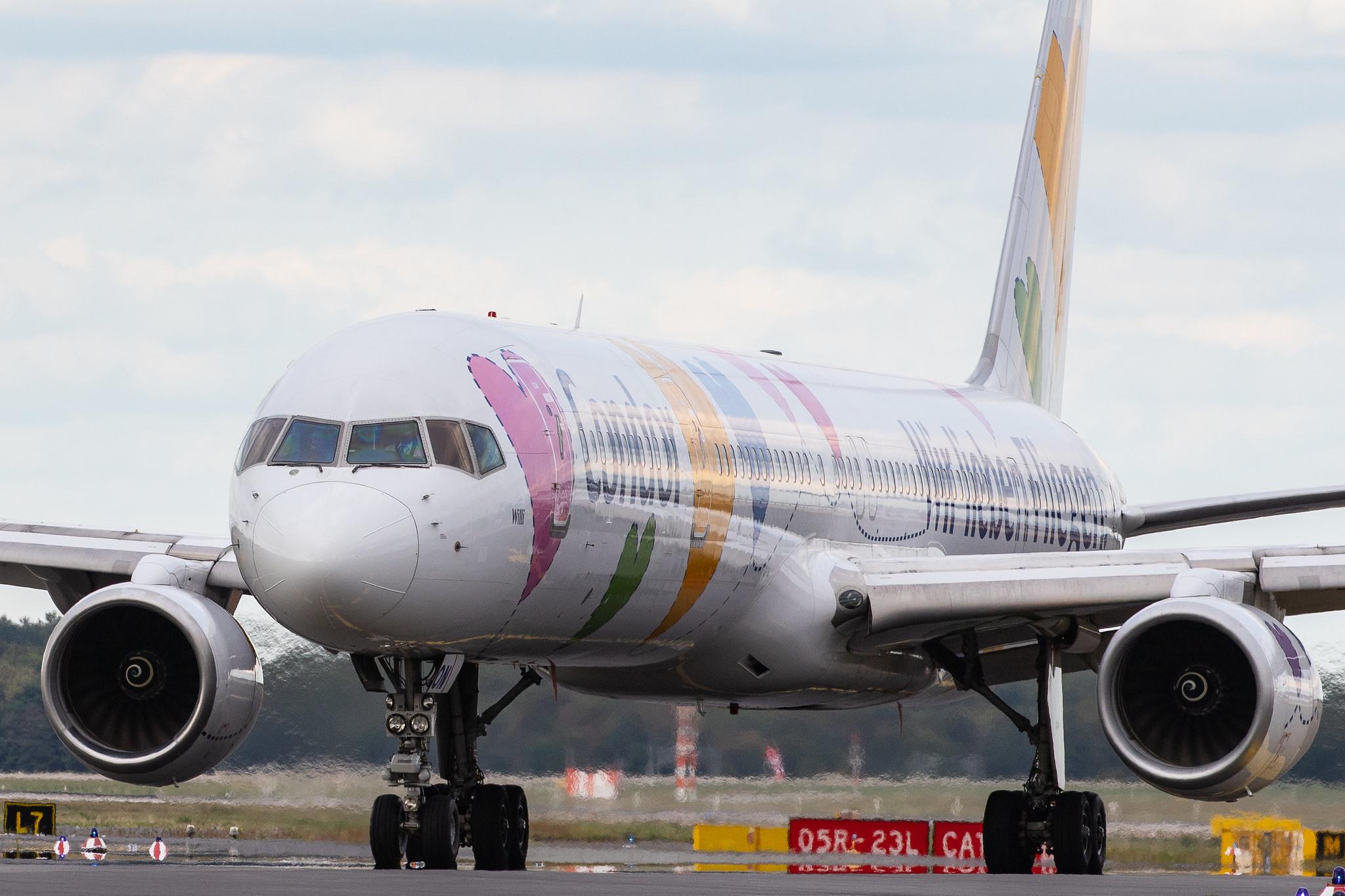 Düsseldorf Airport: Condor (DE / CFG) |  Livery: Wir Lieben Fliegen Livery |  Boeing 757-330 B753 | D-ABON | MSN 29023