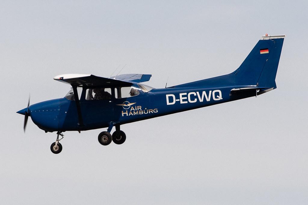 Hamburg Airport: Flugschule Hamburg |  Cessna F172M Skyhawk C172 | D-ECWQ | MSN 0950