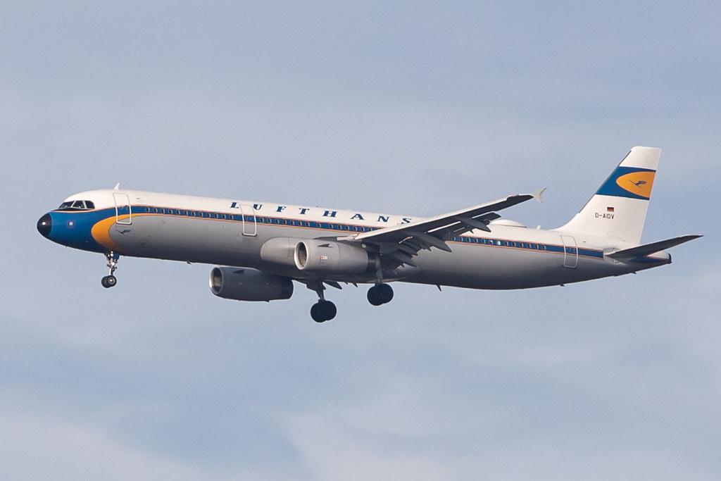 Frankfurt Airport: Lufthansa (LH / DLH) |  Livery: Retro livery |  Airbus A321-231 A321 | D-AIDV | MSN 5413