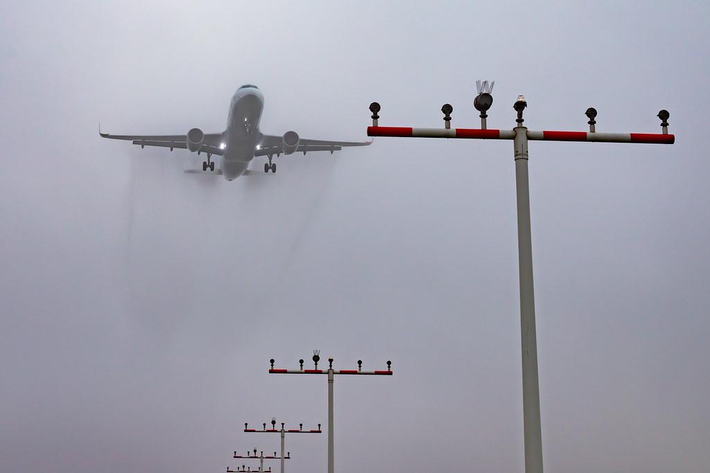 Frankfurt Airport: Lufthansa im Landeanflug bei Nebel