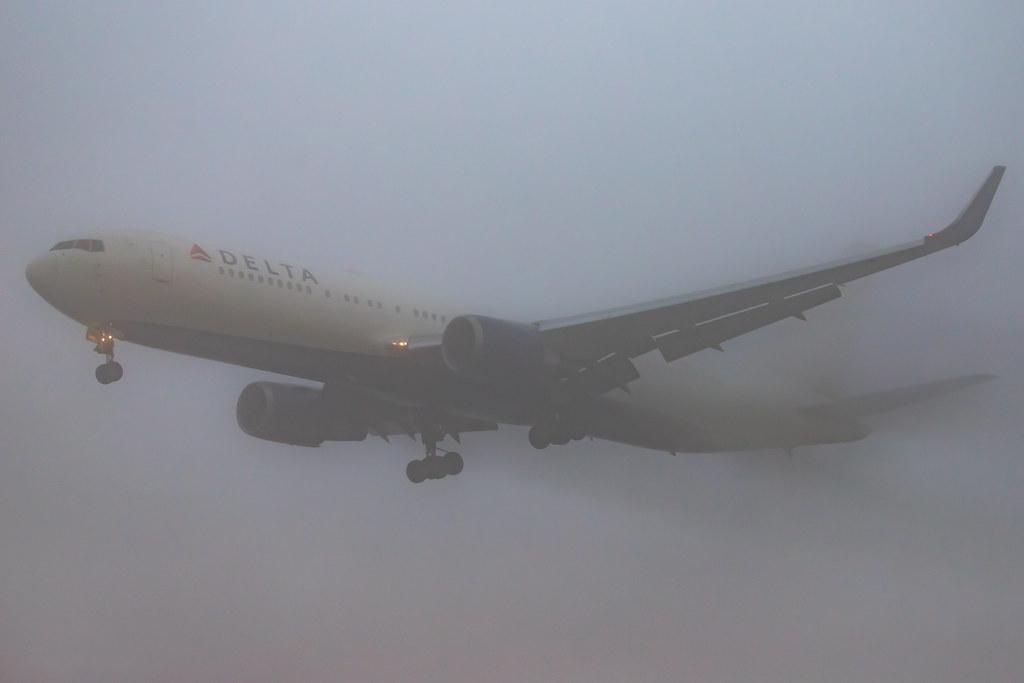 Frankfurt Airport: Delta Airlines im Anflug bei Nebel