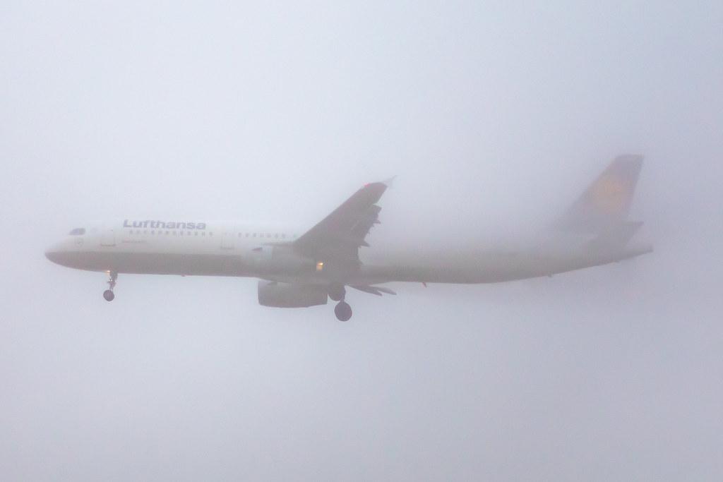 Frankfurt Airport: Lufthansa im Anflug im Nebel