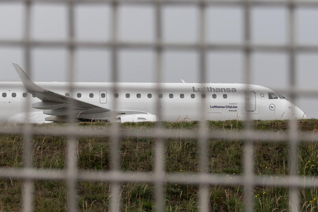 Frankfurt Airport: Flugzeug durch den Zaun |