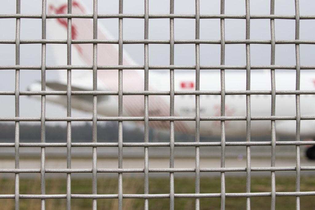 Frankfurt Airport: Flugzeug durch den Zaun |