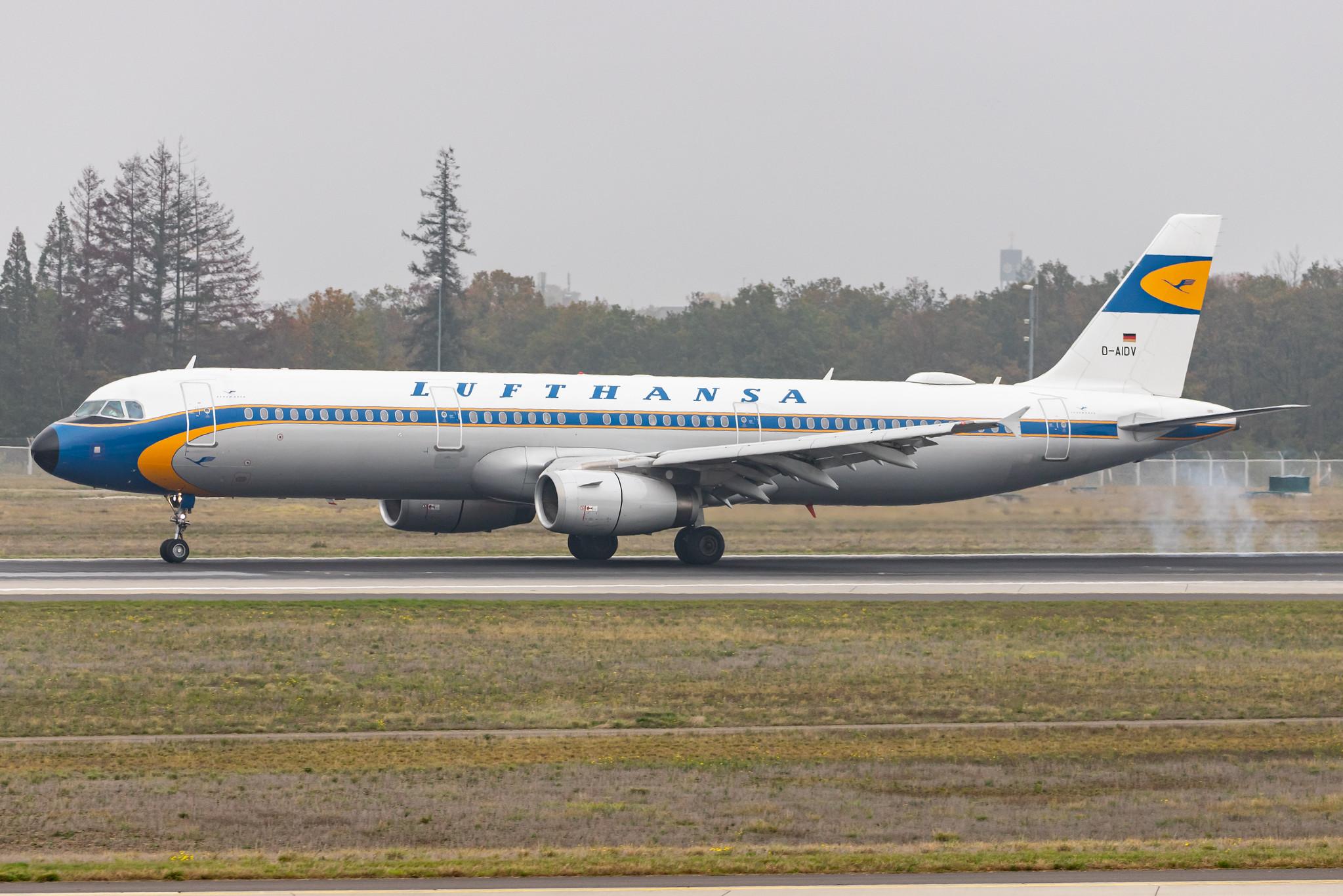 Frankfurt Airport: Lufthansa (LH / DLH) |  Livery: Retro livery |  Airbus A321-231 A321 | D-AIDV | MSN 5413
