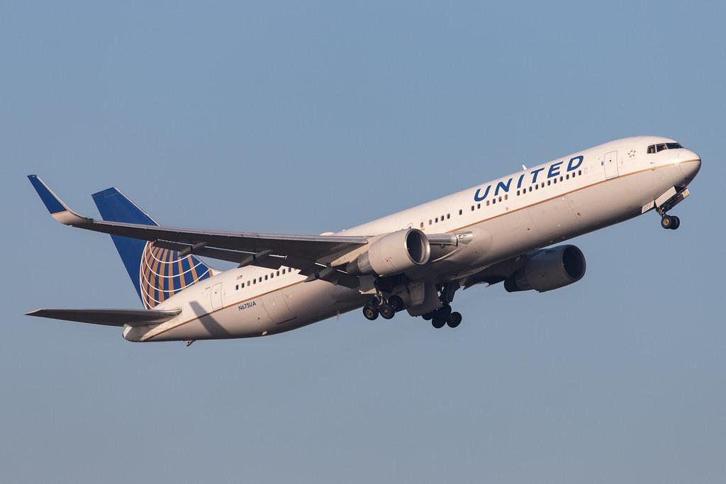 London Heathrow Airport: United Airlines (UA / UAL) |  Boeing 767-322(ER) B763 | N675UA | MSN 29243