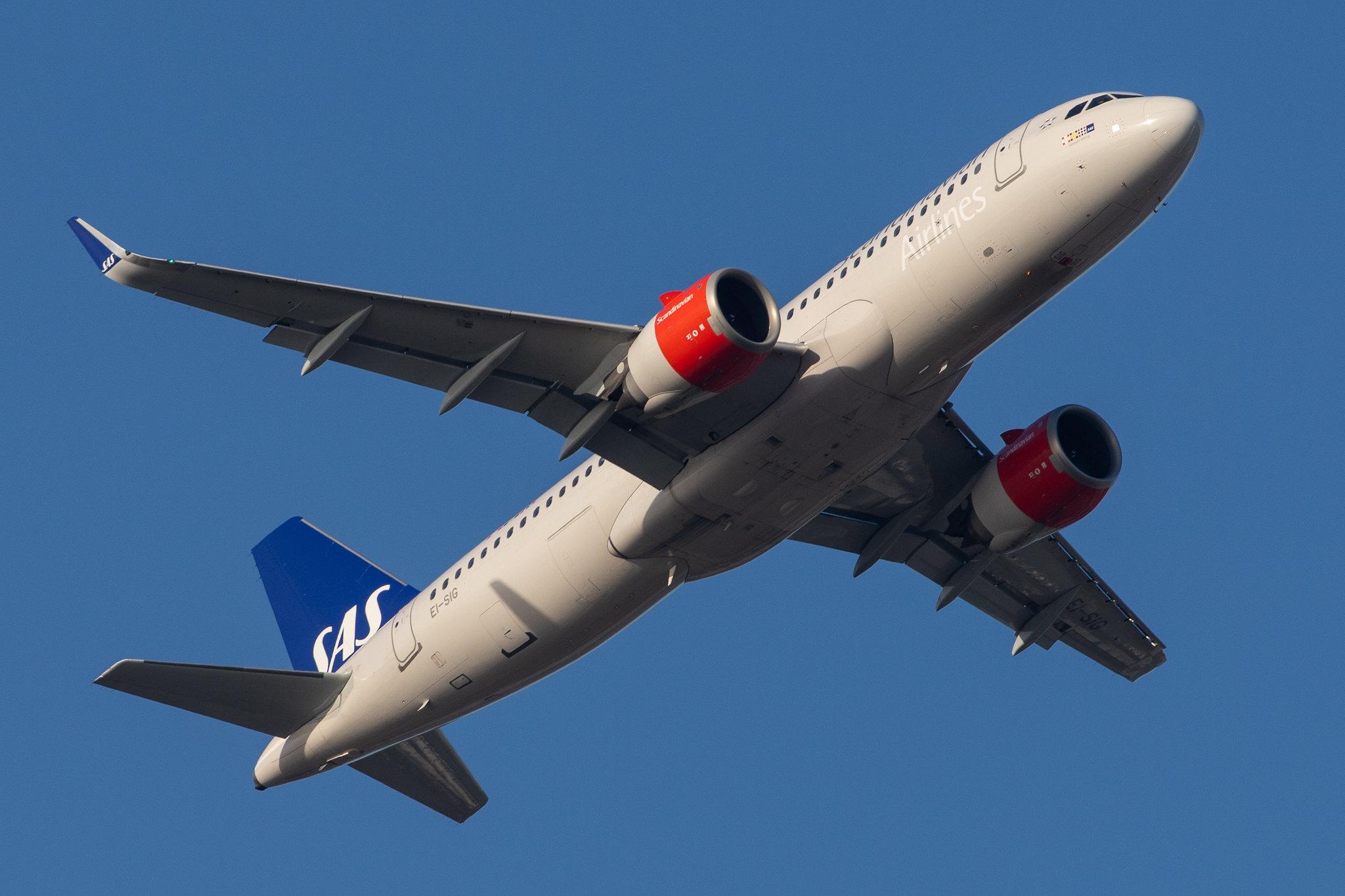 London Heathrow Airport: SAS (SK / SAS) | Operator: SAS Ireland |  Airbus A320-251N A20N | EI-SIG | MSN 8333