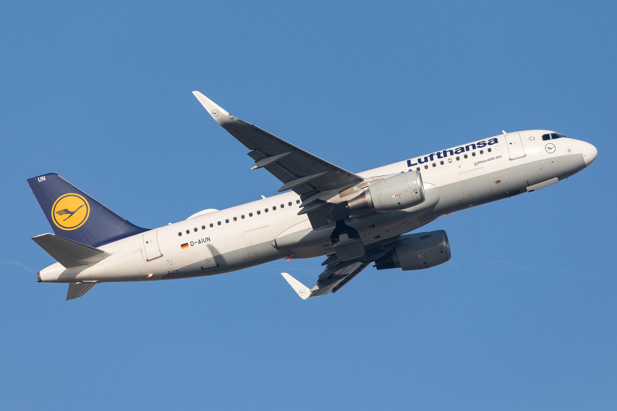 London Heathrow Airport: Lufthansa (LH / DLH) |  Airbus A320-214 A320 | D-AIUN | MSN 6549