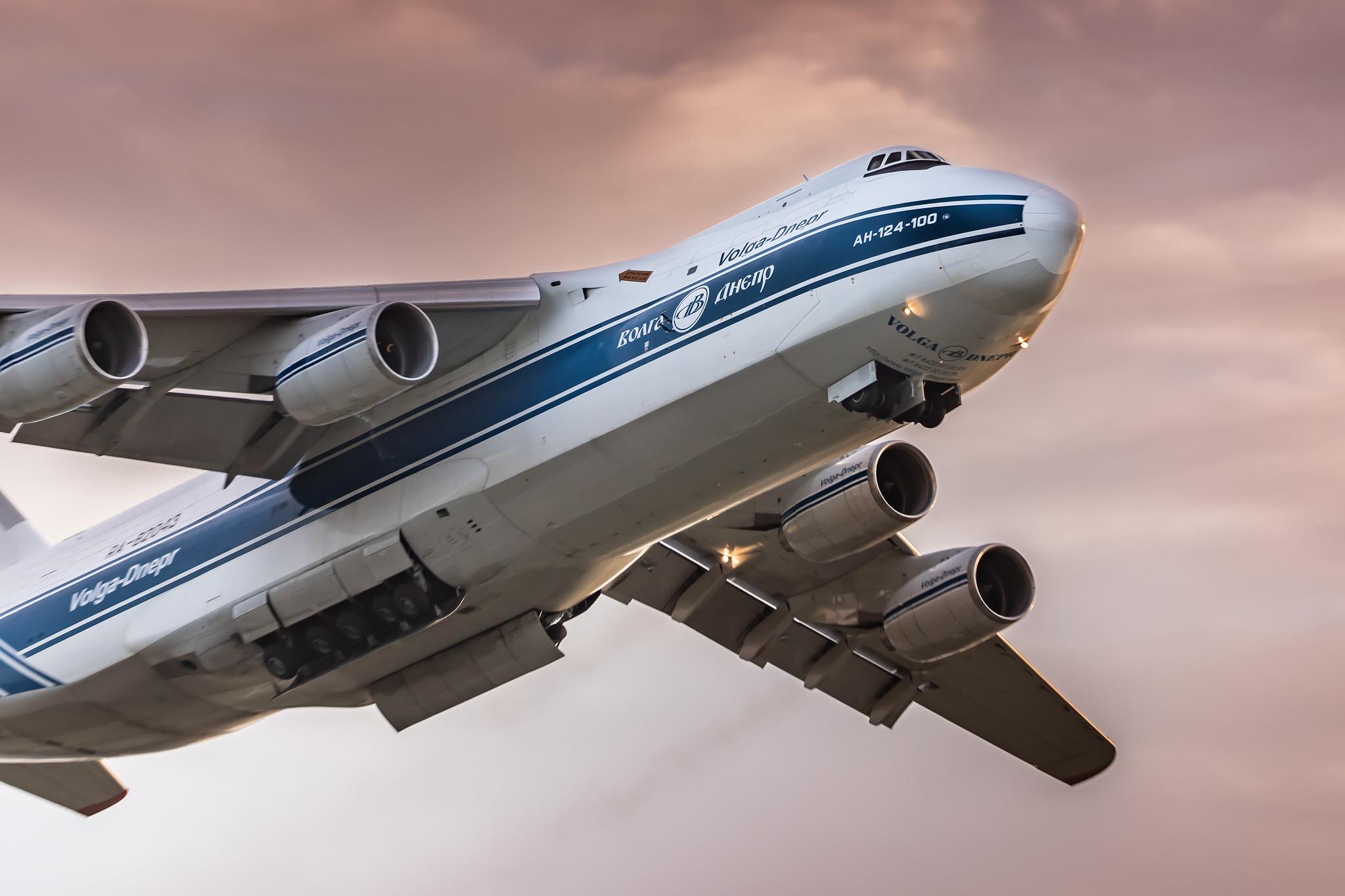 Hamburg Airport: Volga-Dnepr Airlines (VI / VDA) |  Antonov An-124 A124 | RA-82043 | MSN 9773054155101